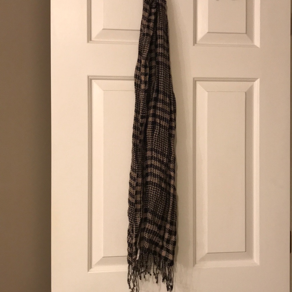 Black and Tan houndstoothish scarf